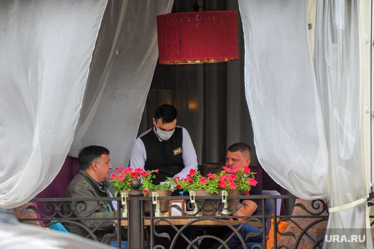Официанты в уличных кафе. Челябинск