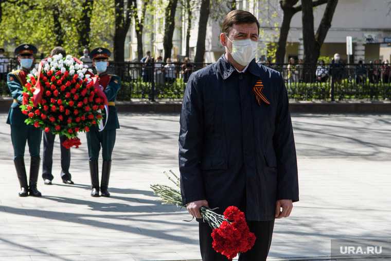 Торжественное возложение цветов к памятнику Жукову возле Штаба ЦВО. Екатеринбург
