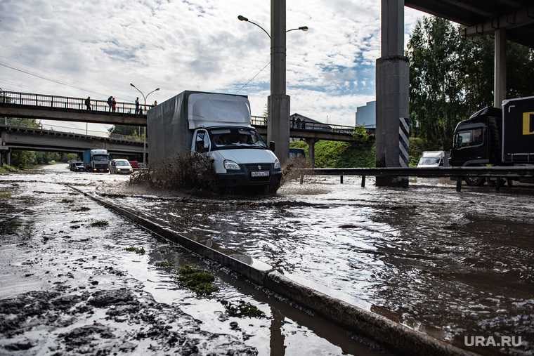 Подтопленная улица Шефская. Екатеринбург