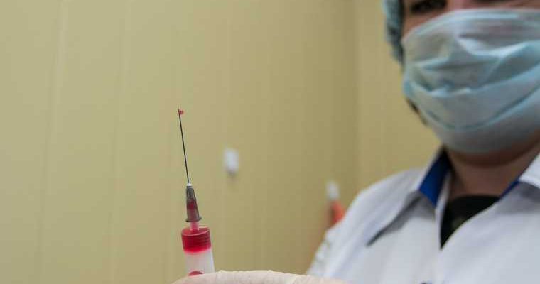 Прививки от коронавируса начали ставить во всех регионах России