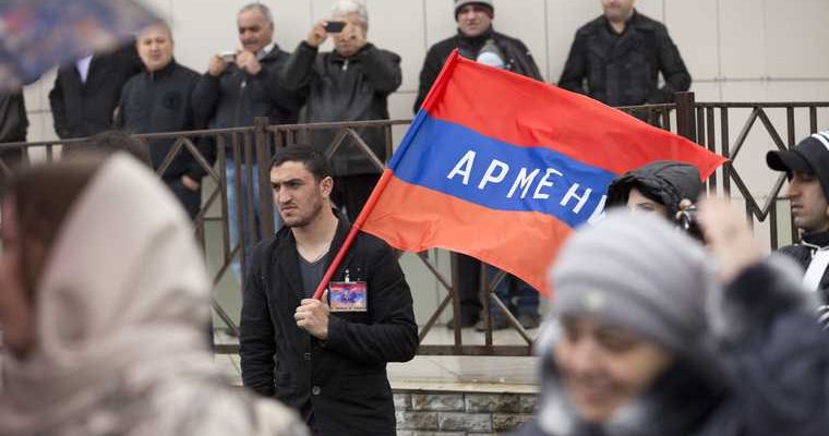 Пашинян вышел к сторонникам на улицы Еревана. Начались столкновения. Видео